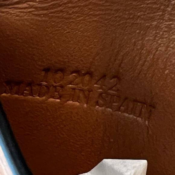 Loewe EUC MINI Leather Heel Pouch comes with box and dust bag - Picture 4 of 12